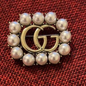 ⚜️ Beautiful Gold-Tone GG Brooch with White Faux Pearls ⚜️